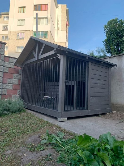 Custi de câini izolate pe comandă. Țarcuri