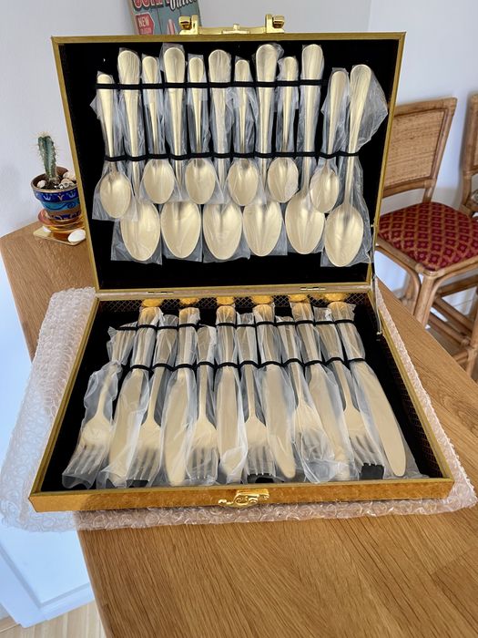 Прибори за хранене, златисти Комплект от 24 части. Нови