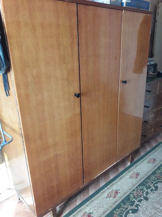 Продам мебель диван и два кресло и шифоньерр