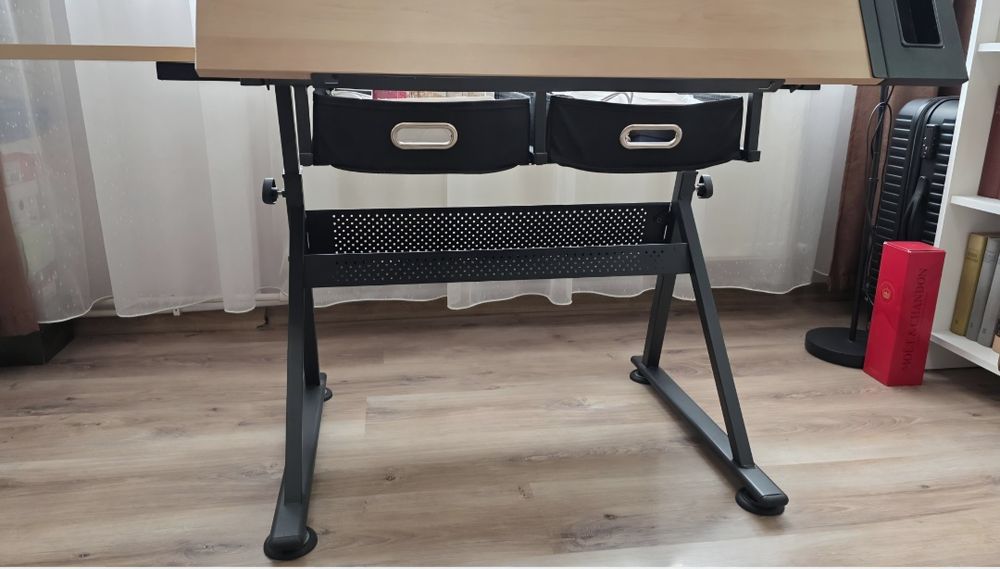 Masa de desen, stil birou, din lemn, cu blat reglabil, sertare si compartimente pentru instrumente