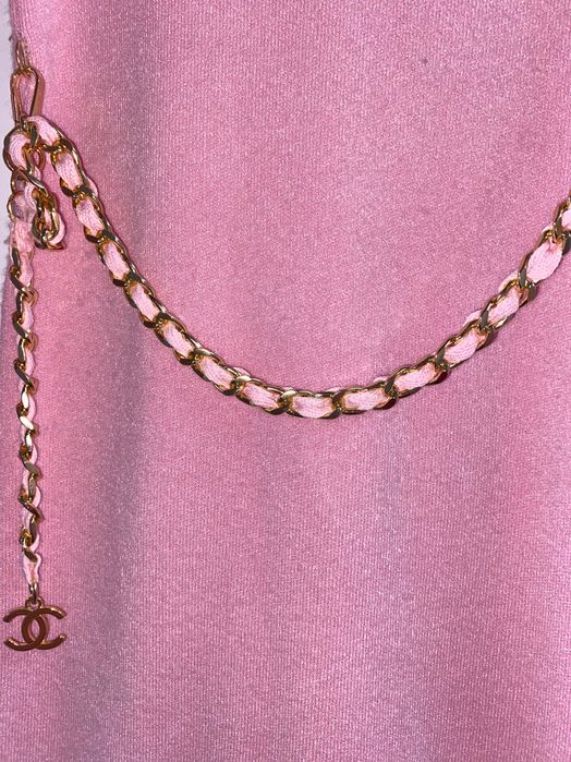 Розова рокля за повод