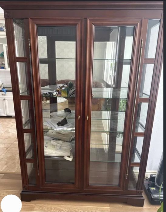Продам сервант комплект 2 шкафа и тумбочка
