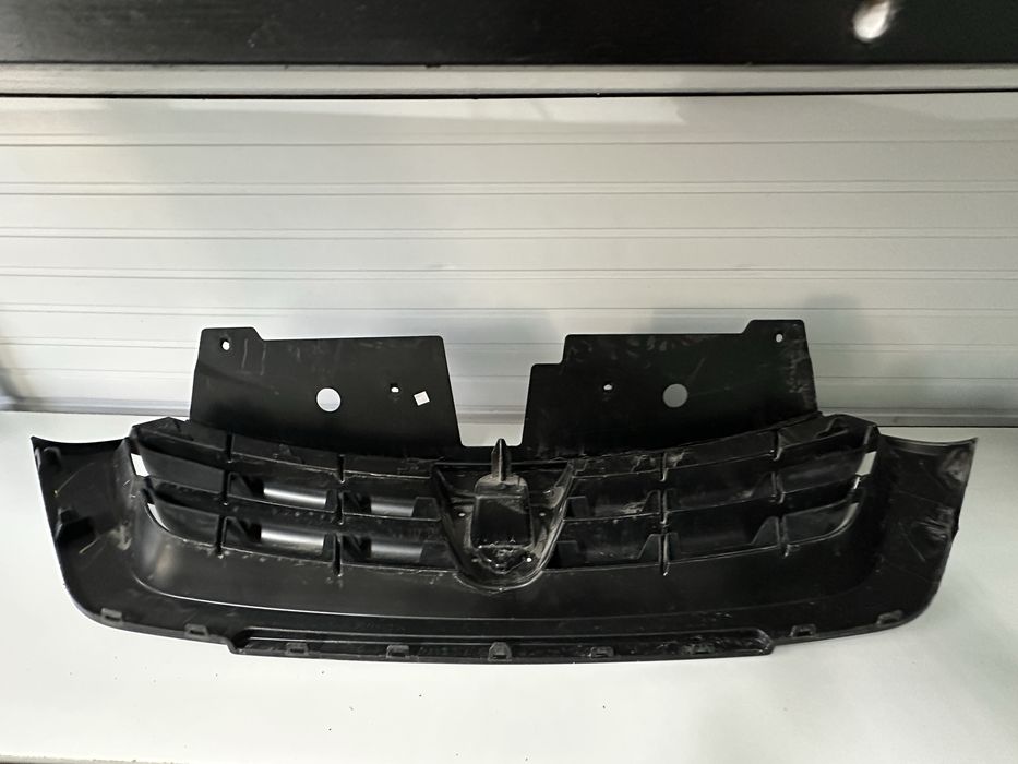 GRILĂ centrala radiator fata  – Dacia Dokker (2012–2016)