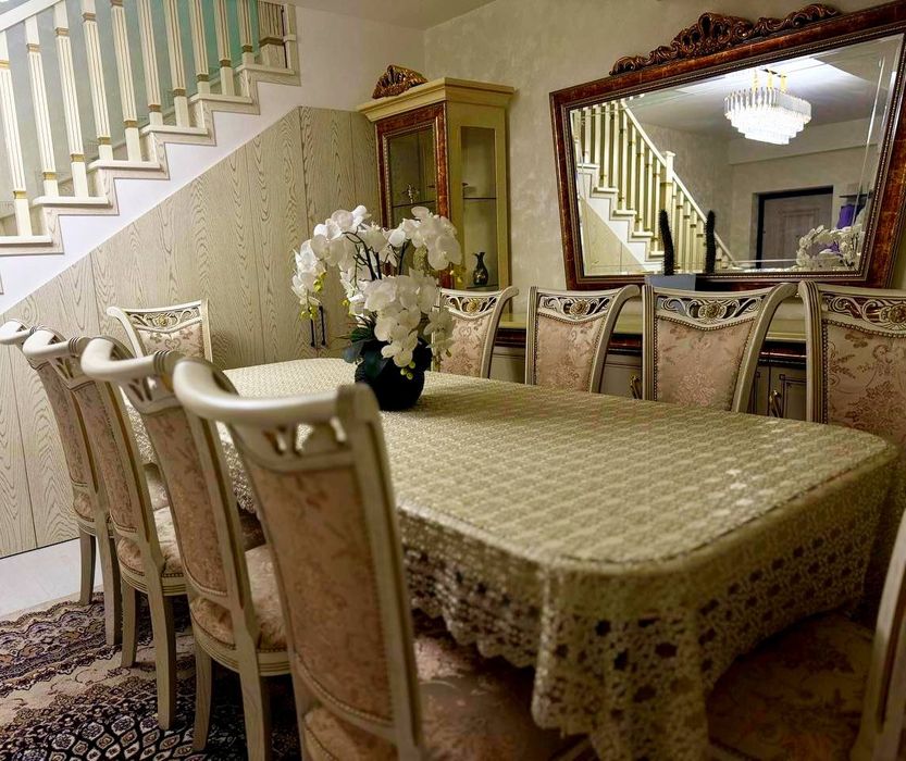 СРОЧНО ПРОДАЁТСЯ стол и стулья для гостиной произв во Эътикод Комодо