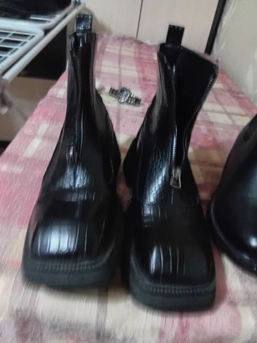 Продам обувь куртку телефон