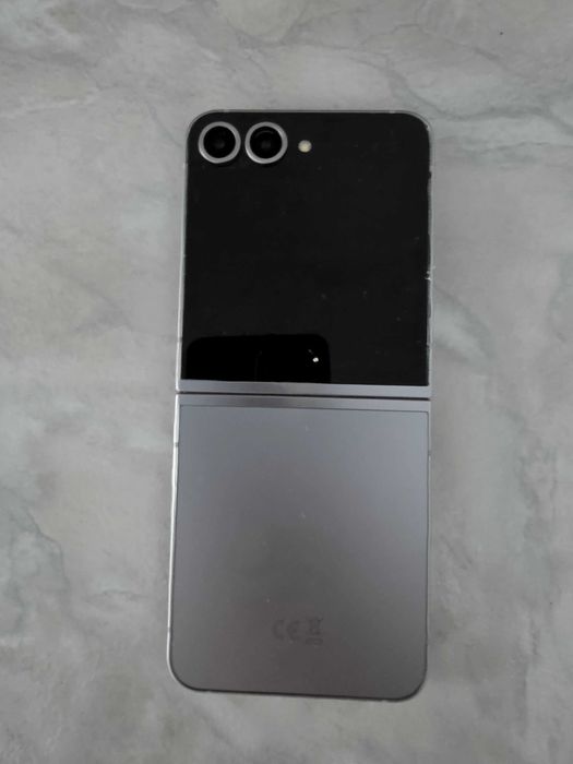 Vând telefon Samsung  Galaxy Z Flip 6 argintiu , 256 Gb , folosit , în stare foarte bună ,plus căști Samsung Galaxy Buds FE inclus.