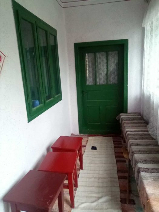 Vand teren intravilan, cu o casa, apa potabila, energie electrica.