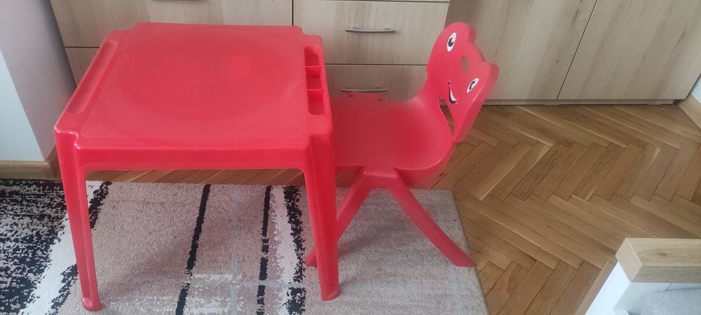 Пластмасова масичка и столче