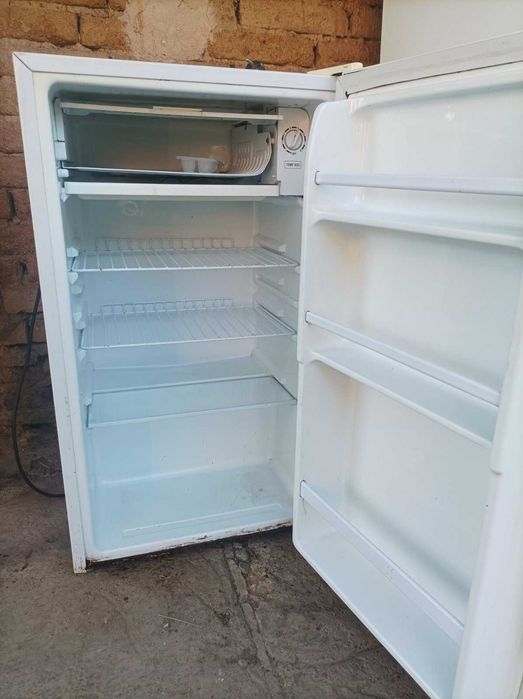 Продавам два хладилника, работещи.