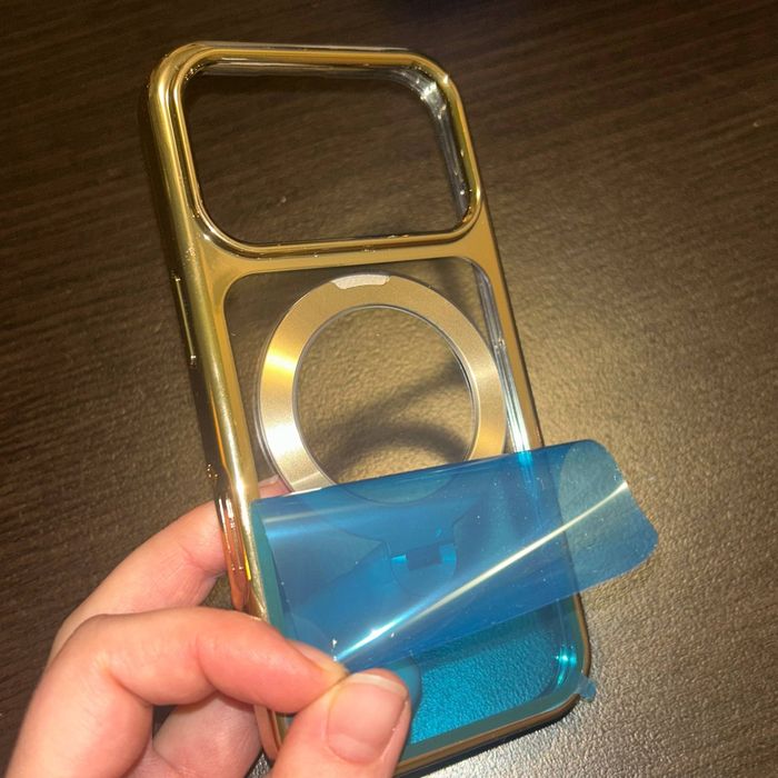 Златен Калъф за iPhone 17 PRO с функция MagSafe