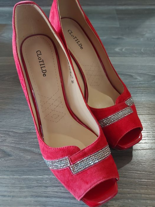 Продам туфли новые