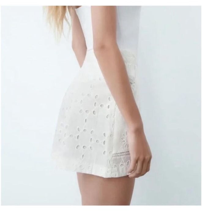 Pantaloni scurti albi broderie talie inalta Zara