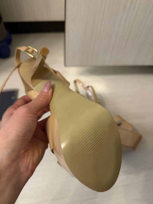 Дамски бежови токчета с платформа тип сандал