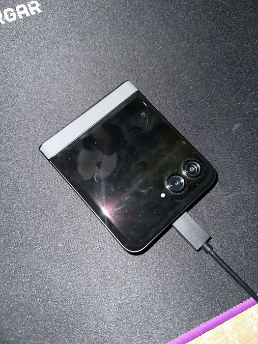 Motorola Razr 50(развален екран)