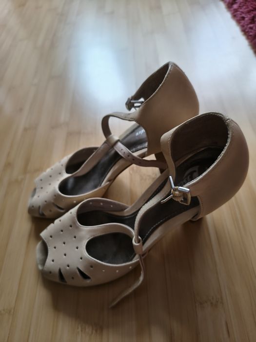 Vând sandale piele culoare,crem,mărimea 37.