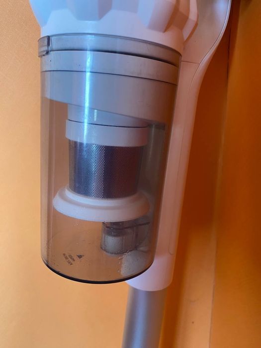 Пылесос вертикальный почти новый