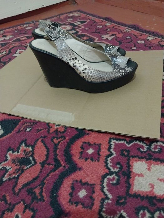 Продам  босоножки