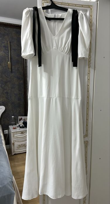 Нарядное белое платье