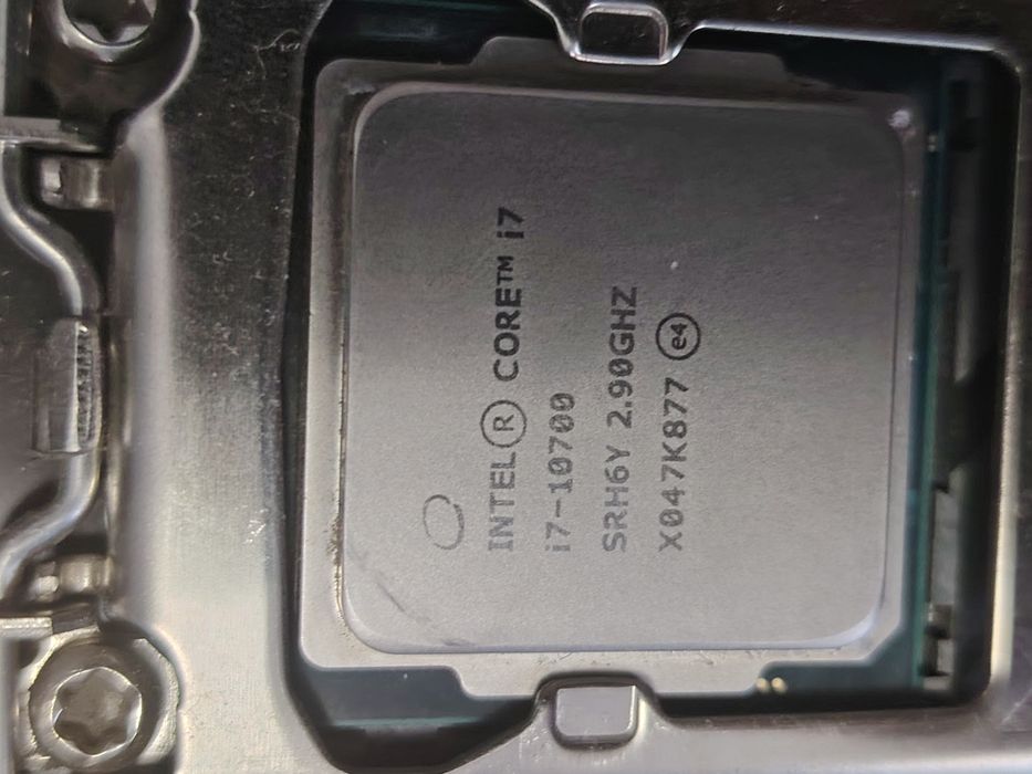 Vând procesor Intel core i7 10700 ușor neg