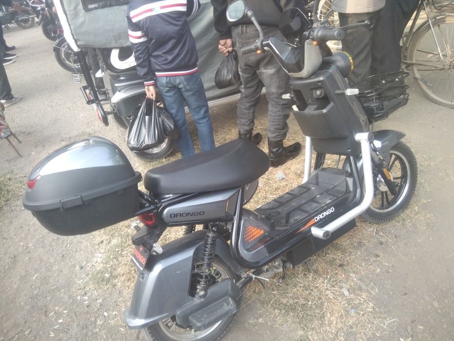 Скутер сотилади холати  зор 300долор ками бор