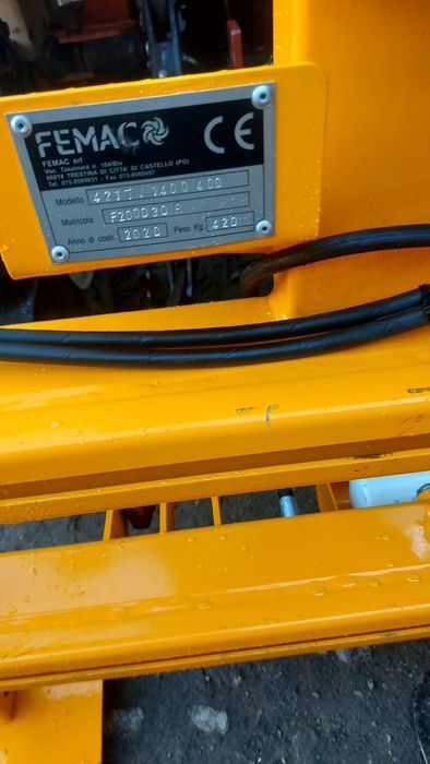 Vând  retroexcavator hidraulic Femac Serie 4 +3 cupe.