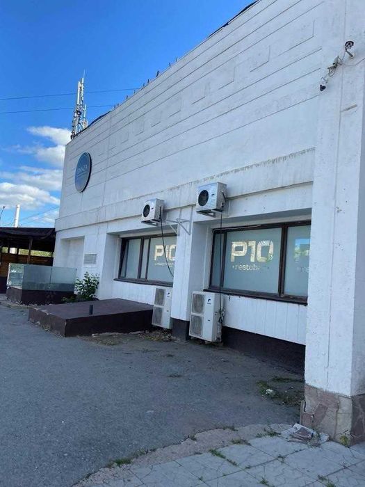 Отдельно стоящее здание в центре города.