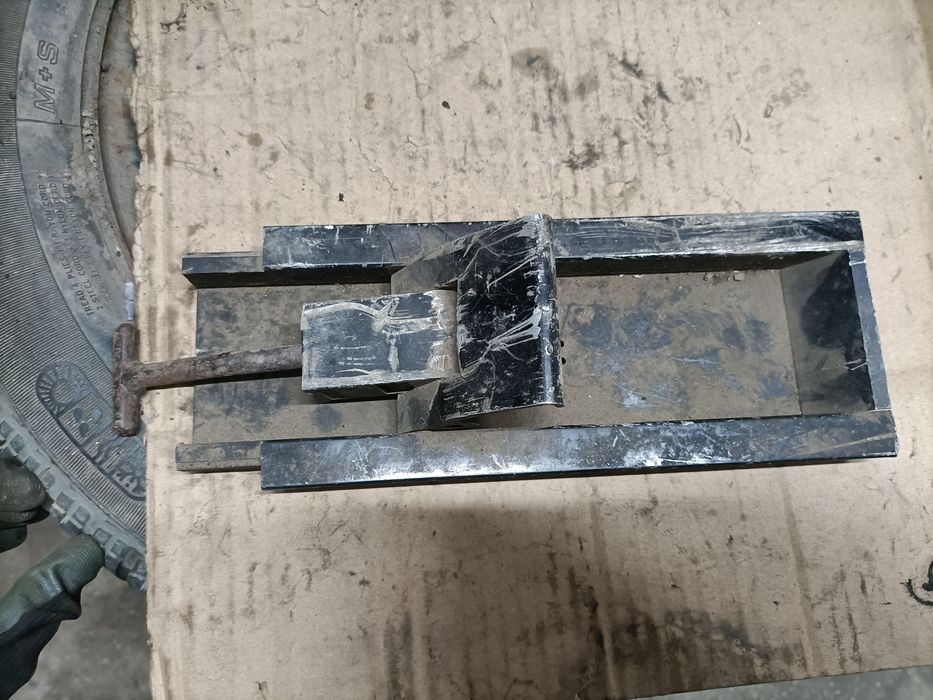 Încuietoare la benă carosată , incompletă