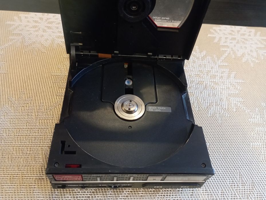 Vând CD player Sanyo