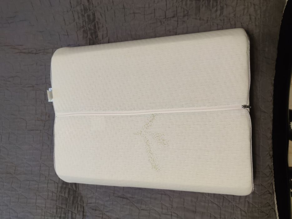 Възглавница с анатомична извивка и мемори пяна