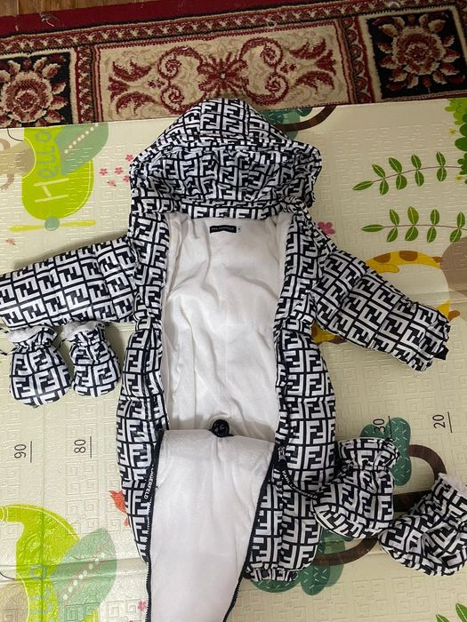 Продам детские комбинезоны