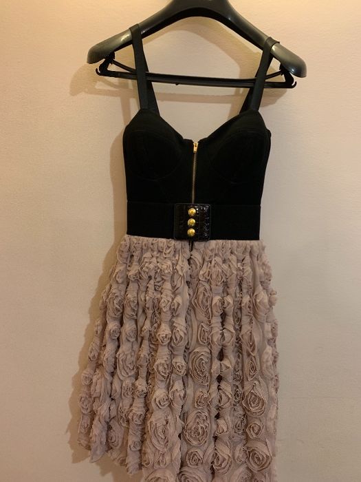 Рокля с тюлена долна част на рози