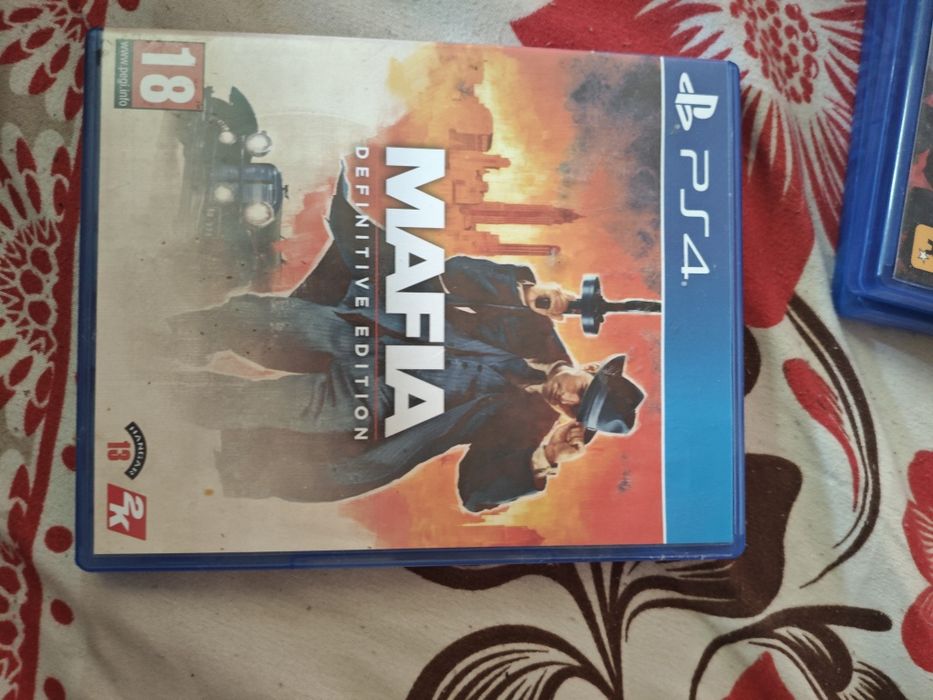 Vând PS4 slim  in stare perfecta de funcționare cu 2 joiysticiuri