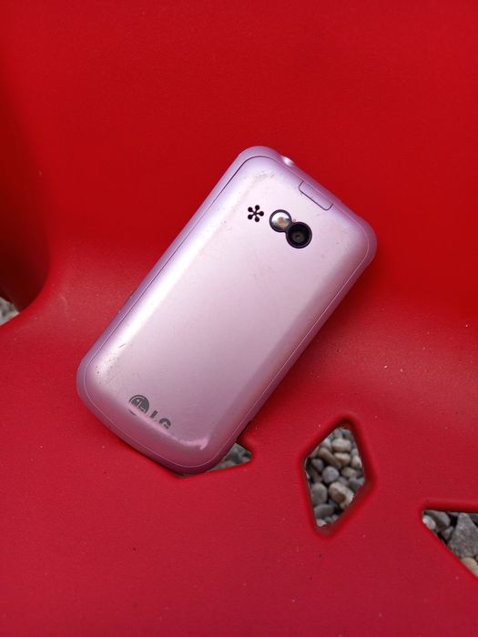 Vând Telefon LG GW Pink ediție limitata, pt Colecționari sau piese