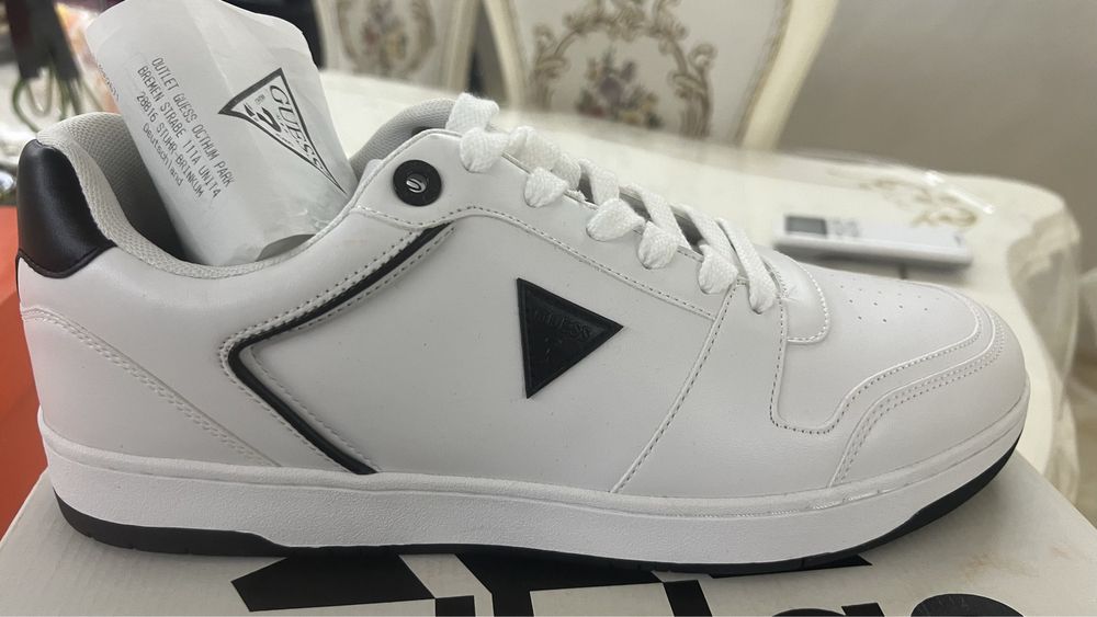 Обувки Guess. Нови