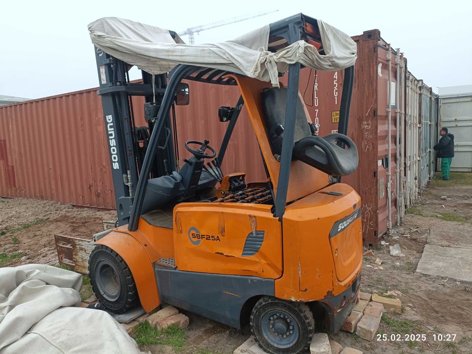 Продается вилочный погрузчик электрический с зарядным устройством.