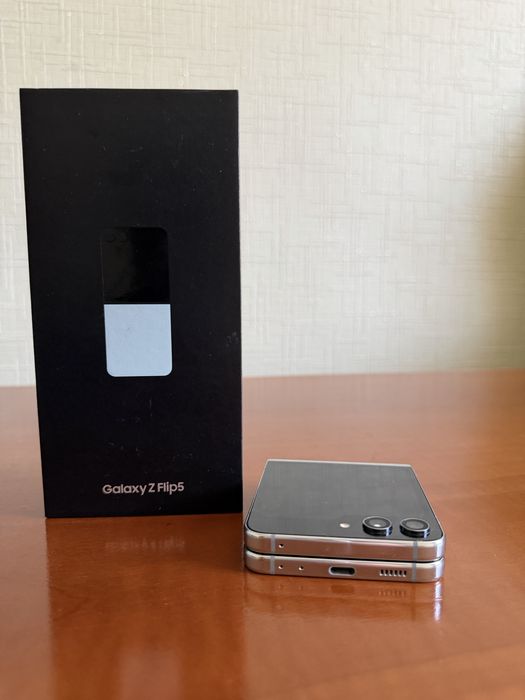 Z flip 5  8/256 GB. Mint