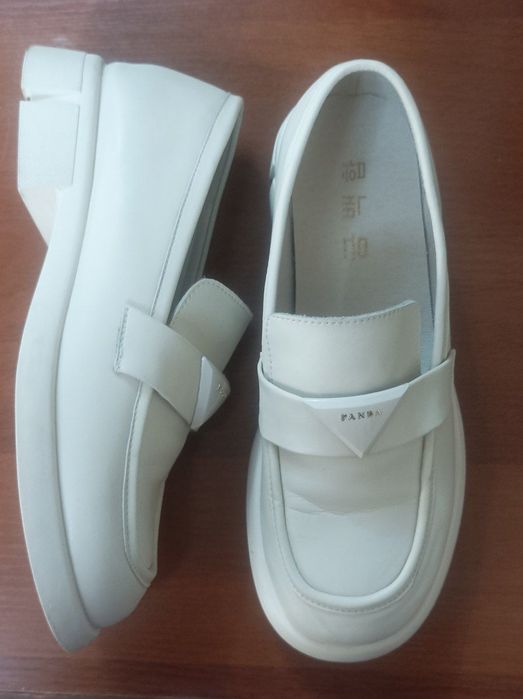 Слипоны женские.