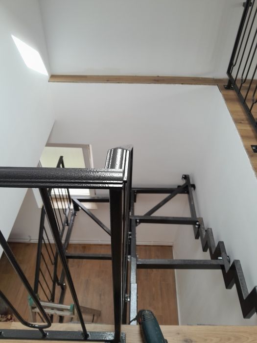 Scari metalice interioare  variante diferite în funcție de spațiu și p