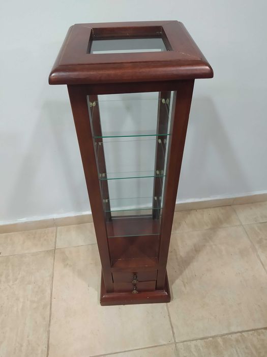 Витрина - стъклени рафтове