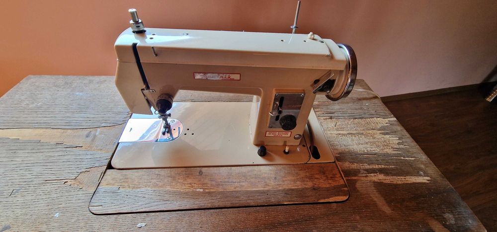 Колекционерска ретро шевна машина - "Lucznik"