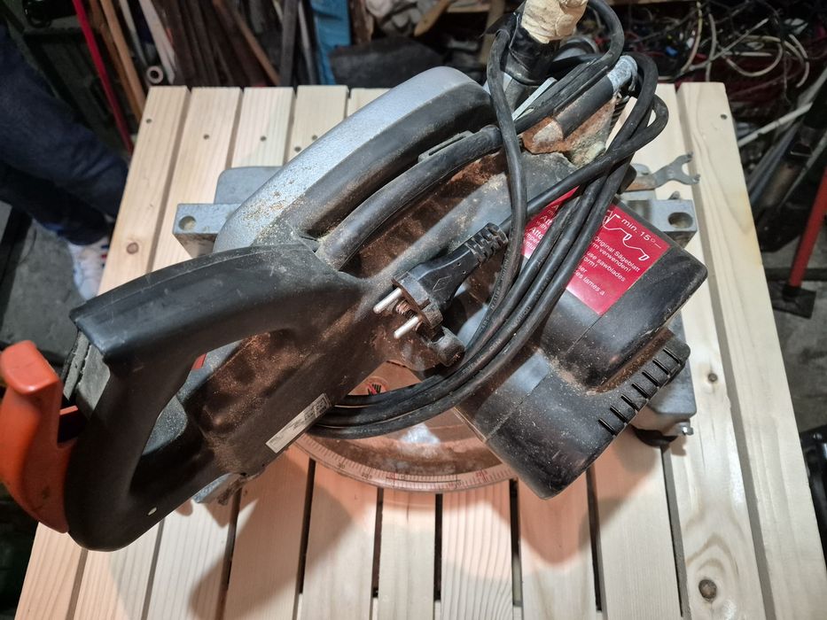 Circular basculabil cu glisare si taiere la unghi Elu / Dewalt