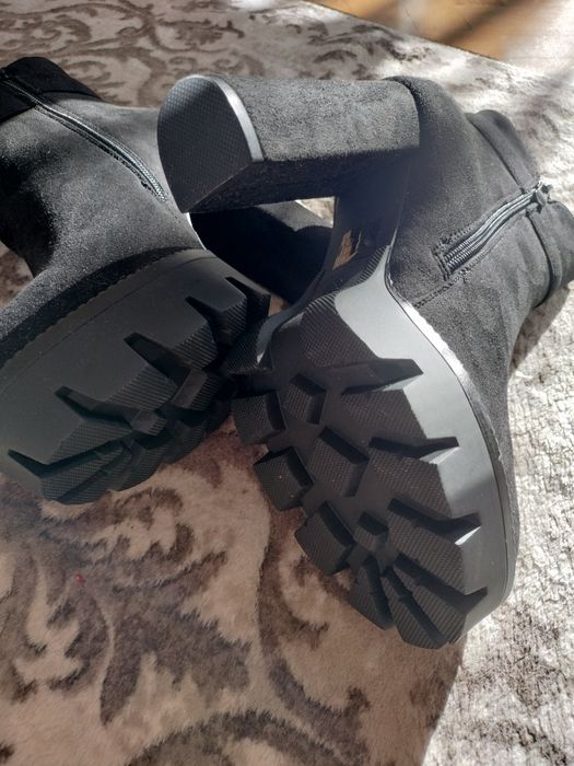 Дамски велурени боти