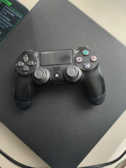 PS4 cu 2 controlare in stare aproape perfecta si optional trei CD-uri