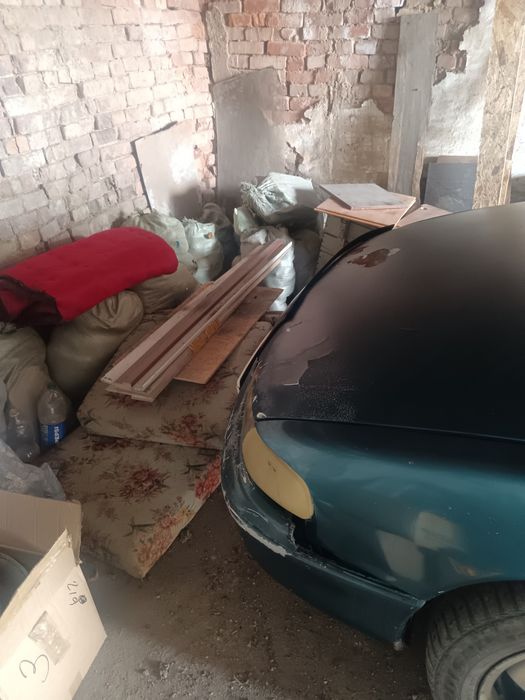 Гараж с автомобилем