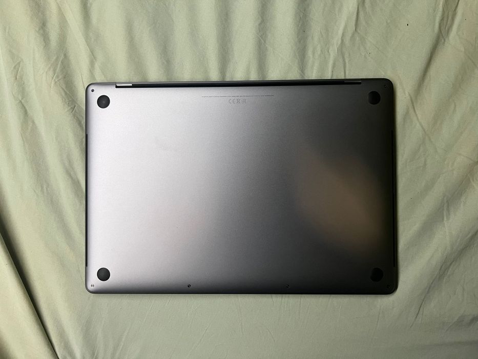 MacBook Pro 15″ (Mid 2018) – 32 GB RAM / SSD 1 TB / Radeon Pro Vega 2