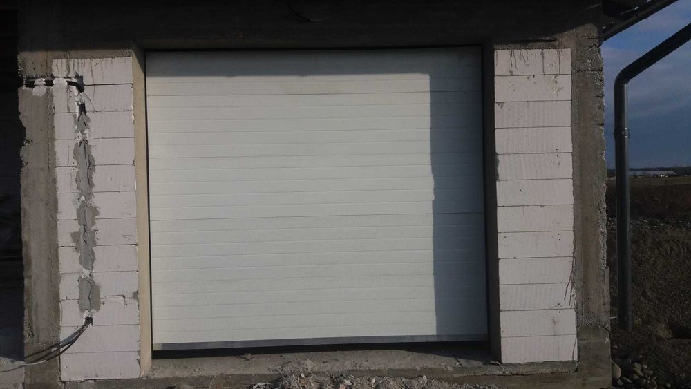 uși de garaj automate alb casetat