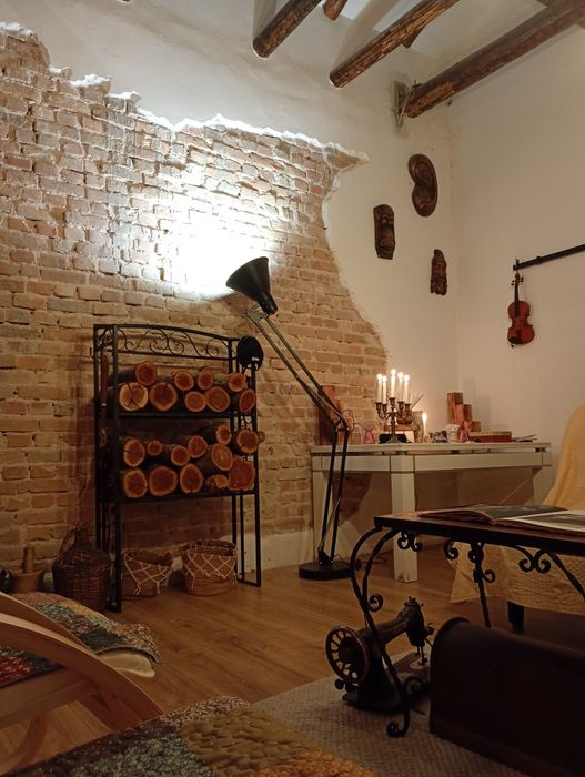 Domeniu cu două case și curte de 2,4 hectare  intravilan.