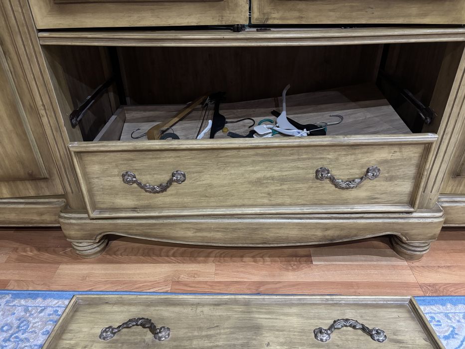 Продам шкаф б/у . В среднем состаянии