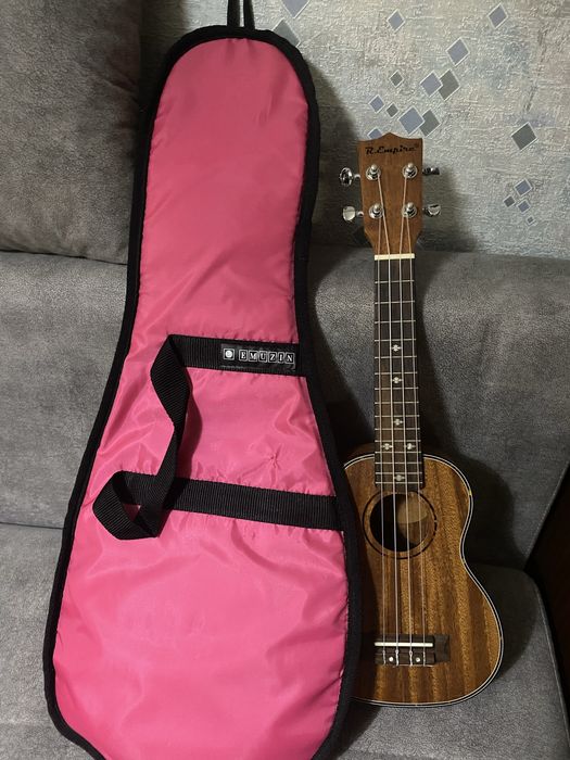 Продам укулеле .