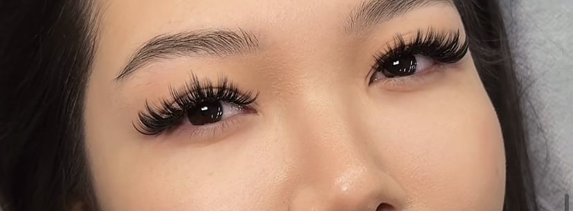 Наращивание ресниц и маникюр